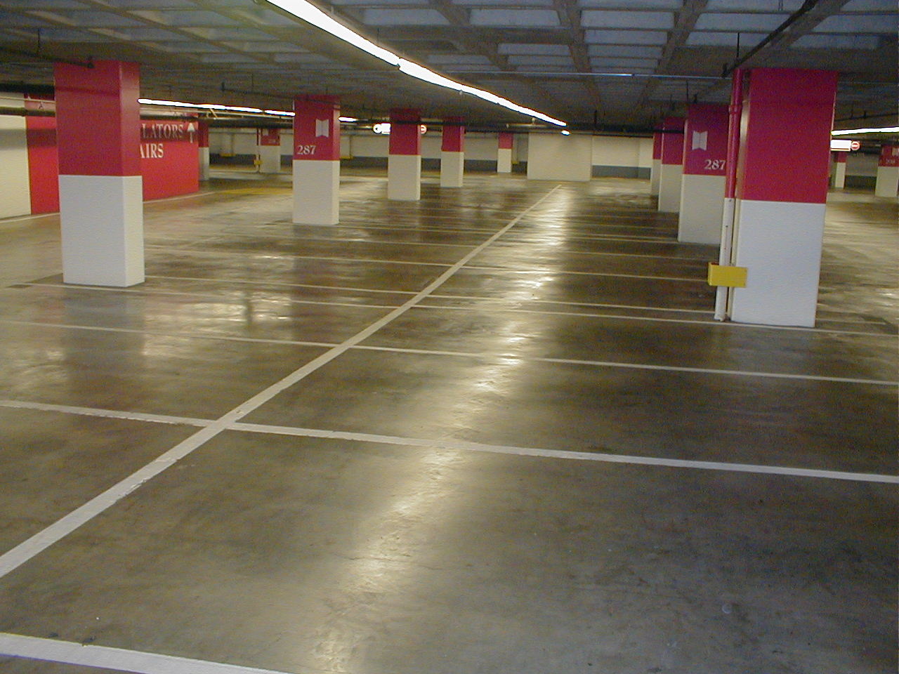 用混凝土密封固化劑改造后的停車庫地坪