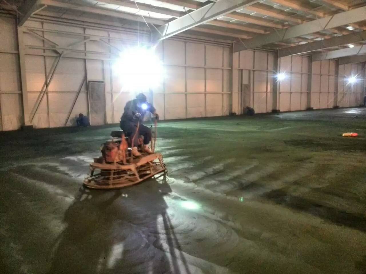 抹光機(jī)抹光作業(yè)----上海耐福地坪