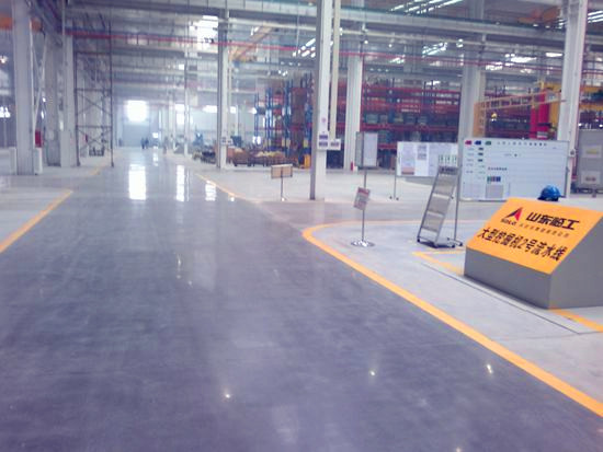 混凝土密封固化劑地坪應(yīng)用于挖掘機(jī)車間